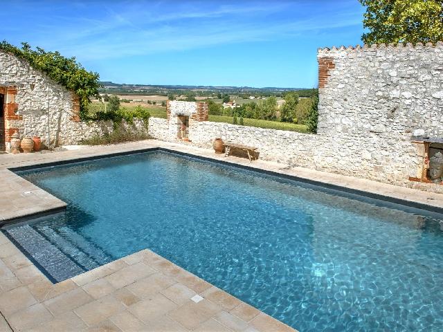 Ferienhaus/Pension&nbsp;zu verkaufen in&nbsp;MONFLANQUIN 47150 Lot-et-Garonne Frankreich. Abgeschieden, 3 wunderschöne Wohnungen mit privatem Swimmingpool. Dies ist ein absolut atemberaubendes Anwesen und eine Lage mit 360-Grad-Panoramablick. Bringen Sie einfach Ihr Gepäck mit und ziehen...