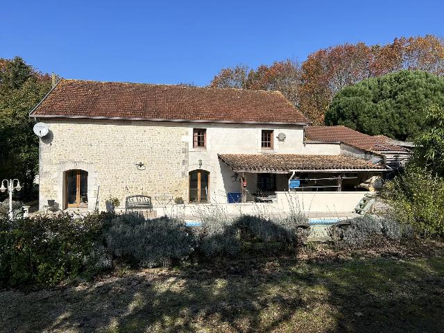 Huis te koop in BROSSAC 16480 Charente Poitou-Charentes Frankrijk: Groot vrijstaand huis, zwembad, gastenverblijf met 3 slaapkamers en 3 hectare. Wat wilt u nog meer?<br />
Ruim 6 slaapkamers, 3 badkamers gezinshuis met heerlijk ingebouwd zwembad en apart gastenverblijf m...
