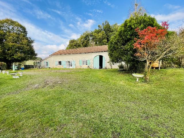 Maison &agrave; vendre &agrave;&nbsp;BRIE-SOUS-BARBEZIEUX 16300 Charente Poitou-Charentes France: Longère Charentaise. Longère typiquement Charentaise de 130m² à rafraichir. Grâce à ses dépendances attenantes elles vous offrira un cadre de vie agréable et spacieux. Cette maison est située...