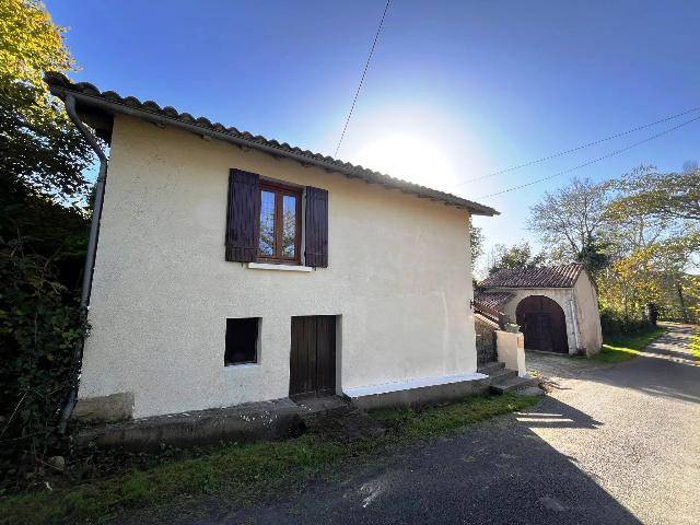 Huis te koop in&nbsp;SAINT-PRIVAT-DES-PRÉS 24410 Dordogne Aquitaine Frankrijk: Woonhuis met een terrein van 860 m2. Indeling: 5 vertrekken, 2 slaapkamers, 1 badkamer en een woonoppervlakte van 85 m2. Elektrische verwarming....