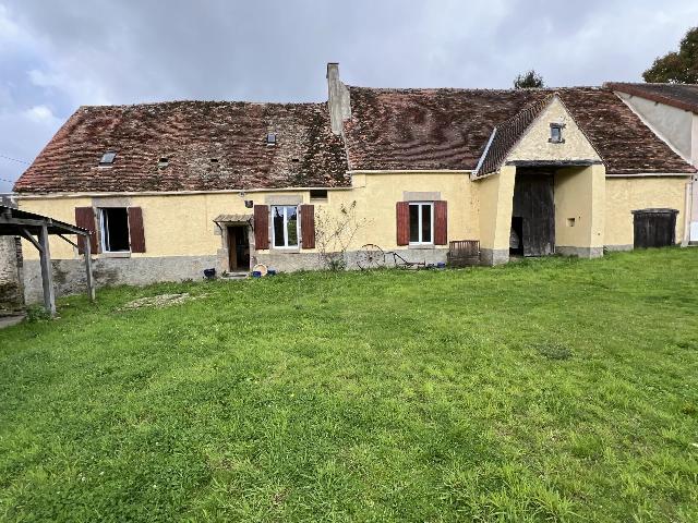 House&nbsp;for sale&nbsp;SAINT-SULPICE-LES-FEUILLES 87160 Haute-Vienne Limousin France: Large house with attached barn to update/renovate as a house or make main house bigger. A really lovely looking house in a peaceful location, offering many possibilities.<br />
<br />
The main house has two cur...