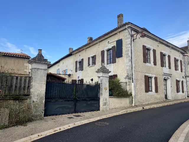 Maison à vendre à SAINT-SÉVERIN 16390 Charente Poitou-Charentes France: Maison impressionnante dans un village populaire. Cette spacieuse maison de 4 chambres est située au cœur de Saint Severin. Cette maison offre de nombreuses possibilités comme une grande maison fam...
