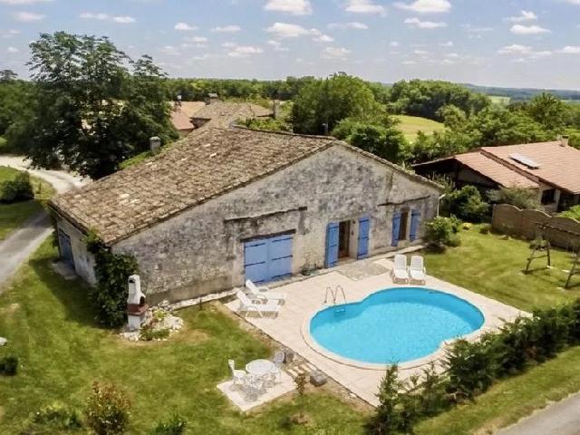 Huis te koop in EYMET 24500 Dordogne Aquitaine Frankrijk: Omgebouwde schuur met 3 slaapkamers, zwembad en ontwikkelingspotentieel nabij Eymet. EXCLUSIEF BIJ BEAUX VILLAGES! Deze karaktervolle stenen schuur is omgebouwd tot een vakantiehuis met 3 slaapkamers ...