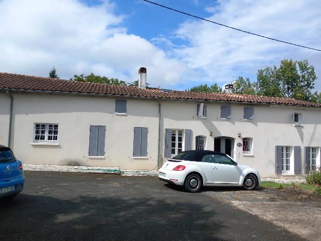 House for sale JONZAC 17500 Charente-Maritime Poitou-Charentes France: Near Jonzac. Charentaise house on more than 7000 m2 of mature garden with a superb view over the countryside.<br />
<br />
It includes on the ground-floor : entrance, kitchen, utility room, a large living room,...