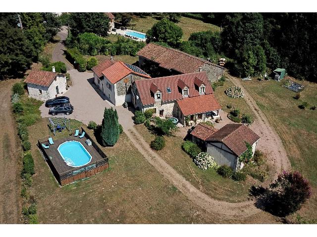 Gites-Chambres-d-hotes te koop in&nbsp;CHAMPS-ROMAIN 24470 Dordogne Aquitaine Frankrijk: Karakteristiek stenen pand met 2 gastenverblijven, 5 meren, land en uitzicht... EXCLUSIEF BIJ BEAUX VILLAGES! Een geweldige kans om dit heerlijke pand te verwerven, gelegen op een verhoogde positie me...