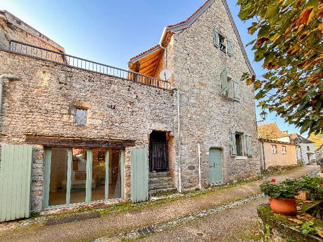 Maison à vendre à MARTEL 46600 Lot Midi-Pyrénées France: Maison de village médiévale rénovée avec soin. Cette maison de village magnifiquement rénovée allie design contemporain et charme médiéval, créant une maison à la fois intemporelle et modern...