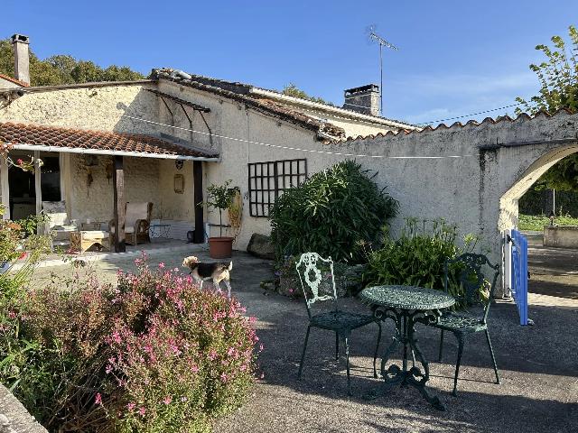 Haus zu verkaufen in PÉRIGNAC 16250 Charente Frankreich. Täuschend geräumiges Haus mit 3 Schlafzimmern, Nebengebäuden und Aussicht. Wir freuen uns, dieses täuschend geräumige Dorfhaus mit 3 Schlafzimmern, 2 Wohnzimmern, Esszimmer und Wohnküche zum Ver...