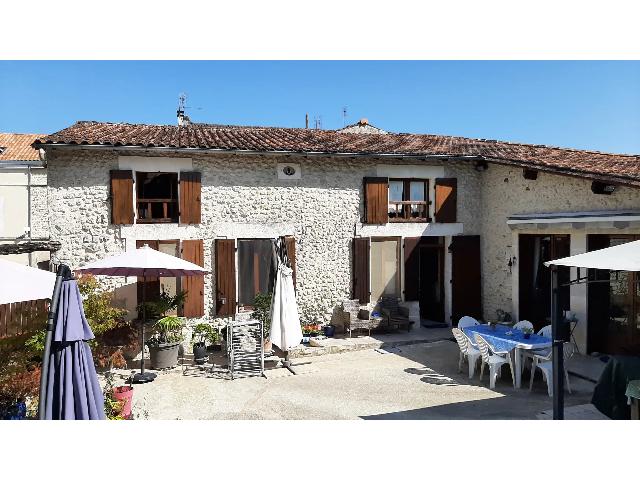 Maison &agrave; vendre &agrave;&nbsp;SAINT-SÉVERIN 16390 Charente Poitou-Charentes France: Maison de 3 chambres dans le centre d'une ville commercial. Maison de 3 chambres au cœur de la ville animée de St Séverin, tout en étant située dans une position très privée. La maison comprend...
