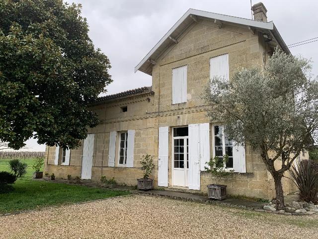 Agrarisch-bedrijf te koop in&nbsp;SAINT-ÉMILION 33330 Gironde Aquitaine Frankrijk: Wijngaard aan de rand van Saint-Emilion. Dit landgoed aan de rand van Saint-Emilion beslaat meer dan 8 hectare en bestaat uit een hoofdgebouw dat gerenoveerd moet worden, een klein gastenverblijf midd...