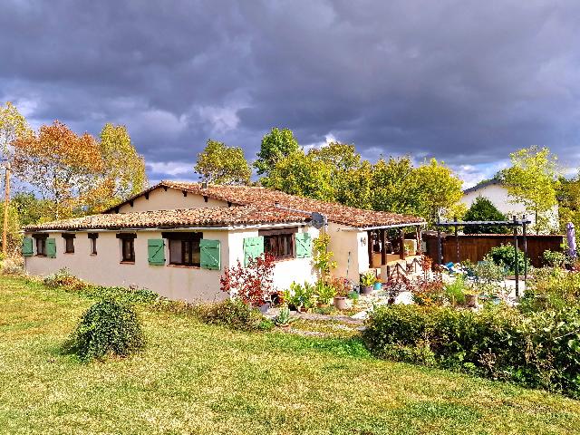 House for sale ISSIGEAC 24560 Dordogne Aquitaine France: Pretty 3 bed stone house with garden and views. We are delighted to present this pretty stone cottage that has been lovingly modernised by the present owners, whilst retaining the originality and char...