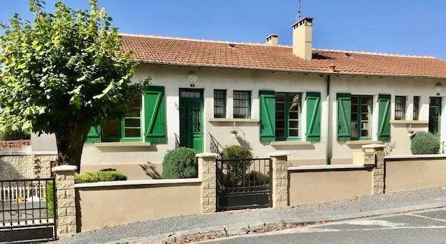 Haus&nbsp;zu verkaufen in&nbsp;CHALAIS 24800 Dordogne Frankreich. Zwei Häuser in einem mit Garagen und viel Platz. EXKLUSIV BEI BEAUX VILLAGES! Dieses gut präsentierte Anwesen liegt am Stadtrand von Chalais. Ursprünglich in den 1960er Jahren als zwei Doppelhaush�...