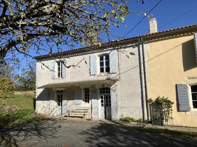 Maison &agrave; vendre &agrave;&nbsp;RIBÉRAC 24600 Dordogne Aquitaine France: Une maison de campagne avec un grand potentiel dans un beau hameau tranquille. Une opportunité d'acheter une maison à rénover à cinq minutes de la ville prospère de Ribérac avec toutes les commo...