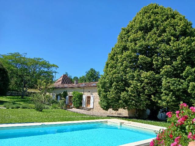 Haus&nbsp;zu verkaufen in&nbsp;TOCANE-SAINT-APRE 24350 Dordogne Frankreich. Außergewöhnliches Anwesen mit 5 Schlafzimmern und wunderschöner Aussicht. Wir freuen uns, dieses Chartreuse-Haus mit Ursprüngen aus dem 18. Jahrhundert und Pavillons aus dem 19. Jahrhundert auf ha...