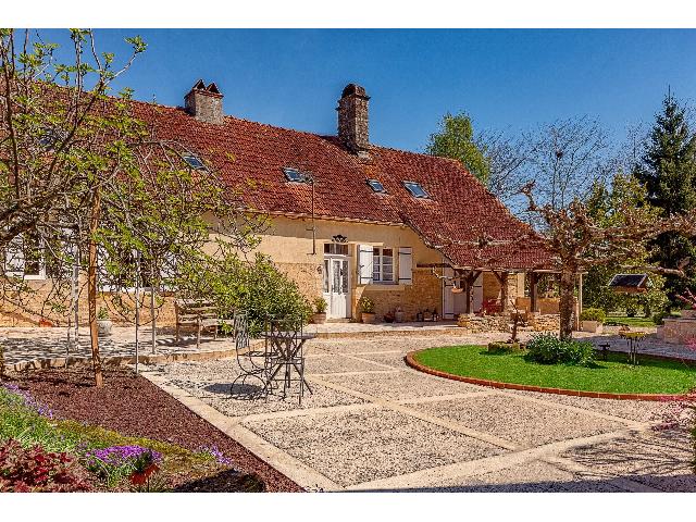 Guesthouses-Bed-&-Breakfast&nbsp;for sale&nbsp;MEYRALS 24220 Dordogne Aquitaine France: Idyllic Gîte Complex with 3 Houses, Pool & Income Potential near St Cyprien, Dordogne. Tucked away in a peaceful hamlet near Meyrals and close to St Cyprien and the Dordogne River, this beautifully m...