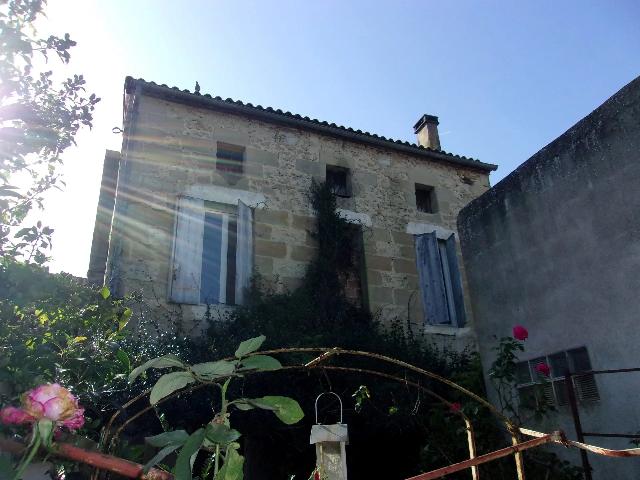 Maison &agrave; vendre &agrave;&nbsp;EYMET 24500 Dordogne Aquitaine France: Maison de ville de 3 chambres avec jardin, cave et grenier. Beaux Villages a le plaisir de proposer à la vente cette maison de ville de caractère de 3 chambres au centre d'une bastide animée avec t...