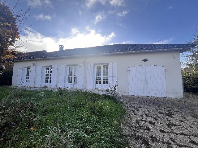 Maison &agrave; vendre &agrave;&nbsp;SIGOULÈS 24240 Dordogne Aquitaine France: Maison de village avec trois chambres et une piscine. Sur un terrain spacieux de 1000m², cette maison comprend trois chambres, une cuisine, un salon confortable avec insert, une salle de bain et un W...
