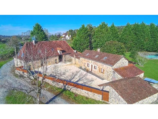 Huis te koop in&nbsp;THIVIERS 24800 Dordogne Aquitaine Frankrijk: Twee perigordijnse stenen huizen met bijgebouwen, zwembad en land. Gelegen in een rustig gehucht op slechts 10 minuten rijden van een bloeiende marktstad met hoofdverbindingen, liggen deze twee gereno...