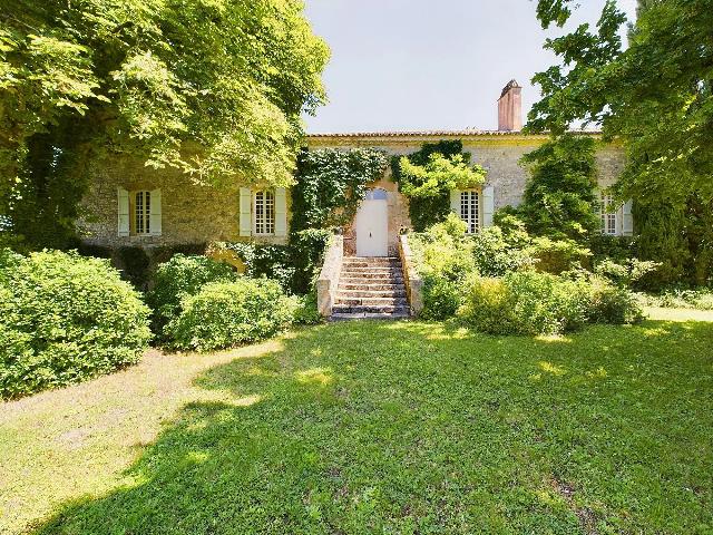 House&nbsp;for sale&nbsp;VILLERÉAL 47210 Lot-et-Garonne Aquitaine France: Superb old fortified farmhouse with pool and outbuildings in an idyllic setting. A long tree-lined driveway leads to this little paradise. The tone is set as soon as you enter the courtyard. <br />
<br />
This ...