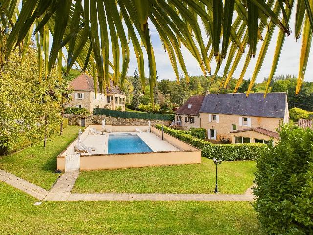 Guesthouses-Bed-&-Breakfast for sale SARLAT-LA-CANÉDA 24200 Dordogne Aquitaine France: Two Périgordine Stone Houses, plus 3 Apartments in Sarlat with Pool and Cave. In the heart of UNESCO World Heritage Site of Sarlat-el-Caneda, this ensemble of properties, with a total of 12 bedrooms,...