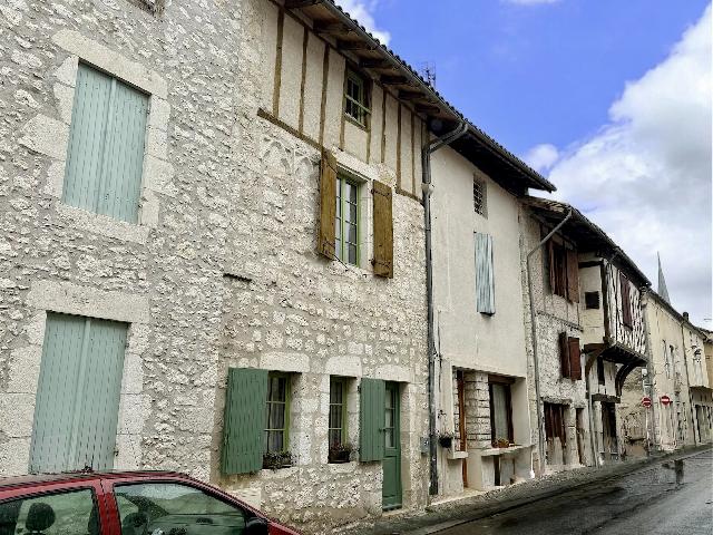 Haus&nbsp;zu verkaufen in&nbsp;EYMET 24500 Dordogne Frankreich. Charmantes Dorfhaus aus dem 18. Jahrhundert mit historischen Details und Innenhof. Dieses Steinhaus aus dem 18. Jahrhundert in Eymet wurde geschmackvoll renoviert und hat seine schönen Charaktermerkm...