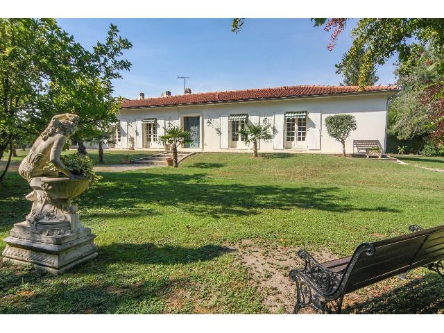 Maison à vendre à AIGRE 16140 Charente Poitou-Charentes France: Maison de plain-pied très spacieuse en périphérie de la ville. EN EXCLUSIVITÉ ! Située à la périphérie de la petite ville d'Aigre, cette grande maison avec jardin est à quelques minutes à pi...