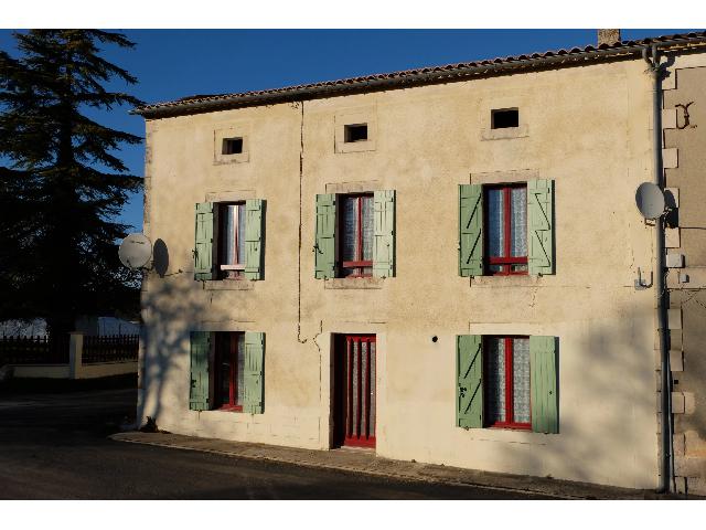 Maison &agrave; vendre &agrave;&nbsp;EYMET 24500 Dordogne Aquitaine France: Charmante Maison en Pierre avec Piscine à Eymet. Une charmante propriété en pierre de trois chambres avec une piscine de 12 mètres, idéale pour une maison d'hôtes ou une résidence secondaire.<br />
...