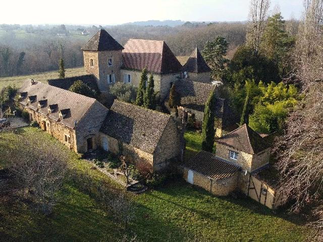 Huis te koop in&nbsp;SARLAT-LA-CANÉDA 24200 Dordogne Aquitaine Frankrijk: Prachtig landhuis in het hart van de Perigord Noir. Een authentiek en historisch pand op het platteland van de Gouden Driehoek van de Perigord Noir, op ongeveer 10 km van Sarlat-La-Canada.<br />
<br />
De ingan...