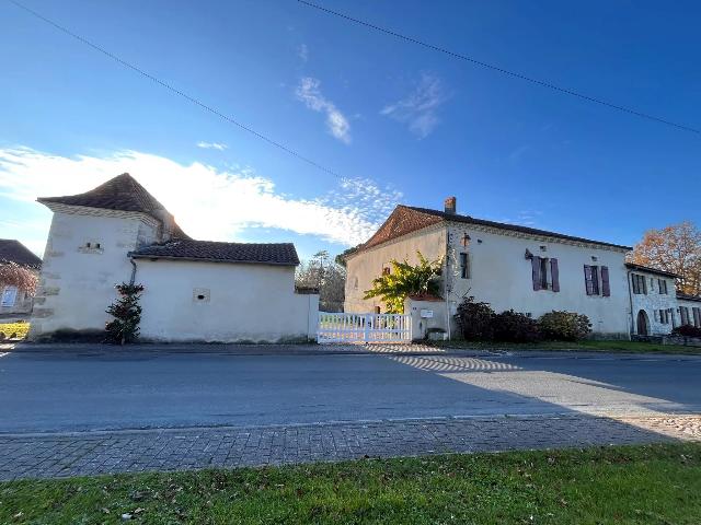 Huis te koop in RIBÉRAC 24600 Dordogne Aquitaine Frankrijk: Charmant stenen pand om te renoveren. Kom en ontdek dit prachtige stenen pand dat charme en karakter uitstraalt: een geweldige kans om dit fantastische huis met originele 'pigeonnier' tot zijn volle p...