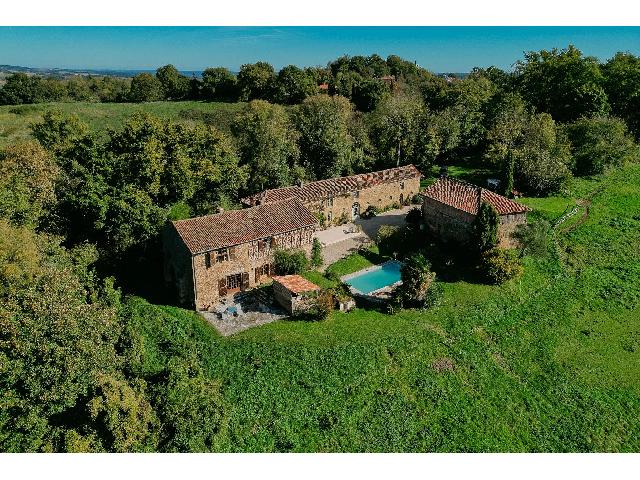 Paardenobject te koop in TRIE-SUR-BAÏSE 65220 Hautes-Pyrénées Midi-Pyrénées France: Uitzonderlijk paardensportdomein op 14 hectare met prachtig uitzicht op de Pyreneeën. Dit uitzonderlijke paardensportdomein, gelegen op 14 hectare prairie en gemengd bos, biedt adembenemende panorami...
