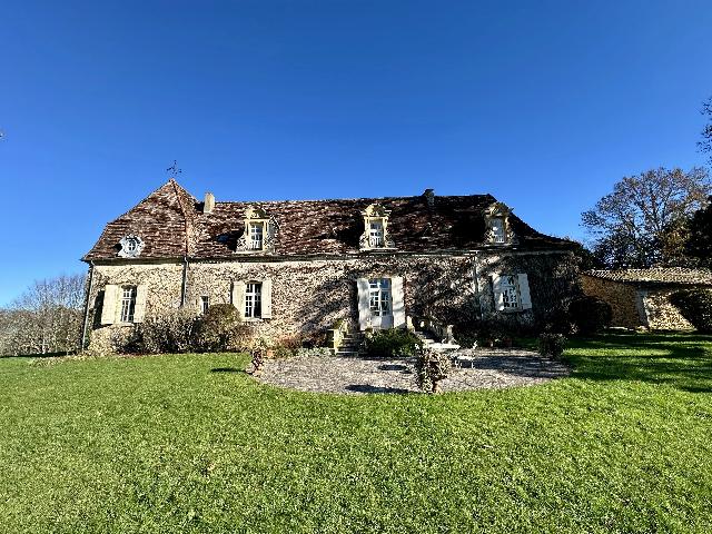 Maison &agrave; vendre &agrave;&nbsp;LE BUGUE 24260 Dordogne Aquitaine France: Magnifique chartreuse du 18ème siècle. Nichée au cœur du Périgord Noir, à quelques pas des sites historiques renommés de la région, cette propriété exceptionnelle jouit d'un cadre serein au ...