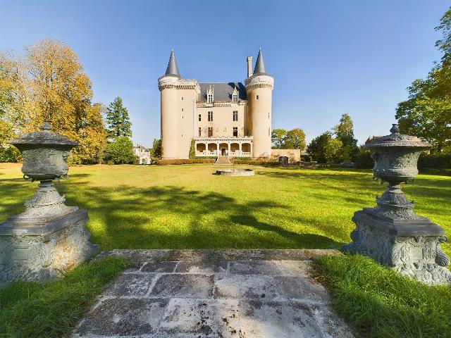 Haus&nbsp;zu verkaufen in&nbsp;LA CHÂTRE 36400 Indre Frankreich. Atemberaubendes Schloss und historische Gebäude – Enthüllung eines zeitlosen Schatzes. Treten Sie ein in die bezaubernde Welt dieses jahrhundertealten Schlosses, in dem sich die Geschichte durch v...