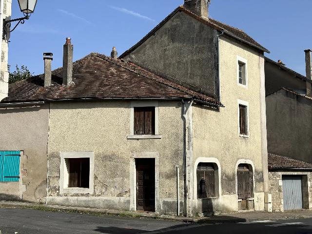 House&nbsp;for sale&nbsp;SAINT-SAVIN 86310 Vienne Poitou-Charentes France: Property with renovation potential in perfect village. Located in the charming village of Saint Savin (86), this house offers an interesting potential for renovation enthusiasts (subject to necessary ...