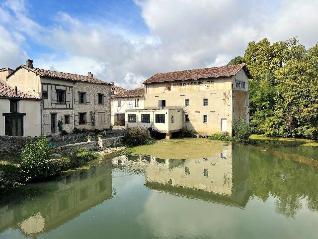 Huis te koop in&nbsp;ALLEMANS-DU-DROPT 47800 Lot-et-Garonne Aquitaine Frankrijk: Werkende molen met inkomsten!! Renoveer dit prachtige pand aan de rivier, op loopafstand van een populair dorp, terwijl u geld verdient!<br />
<br />
Deze historische hydraulische watermolen, die dateert uit 14...