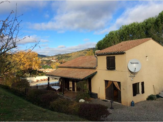 Haus zu verkaufen in LIMOUX 11300 Aude Frankreich. Villa mit 4 Schlafzimmern und Pool auf großem Privatgrundstück. Dieses freistehende Anwesen mit 4 Schlafzimmern liegt auf einem großen, abgeschiedenen Grundstück mit atemberaubender Aussicht auf d...