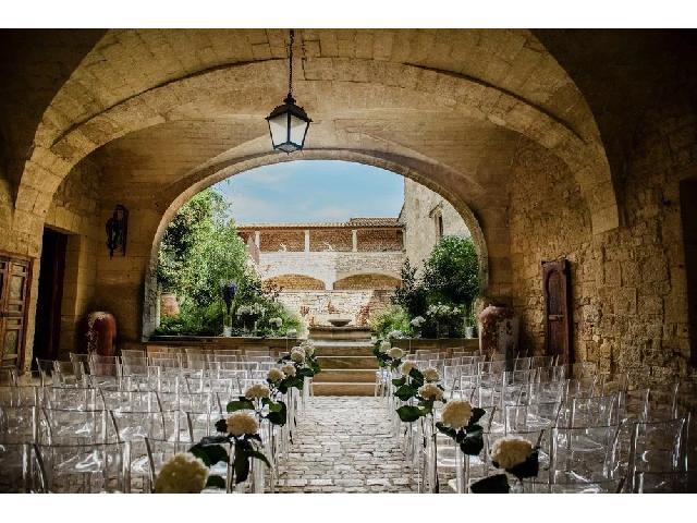 Gîtes/Chambres d'hôtes te koop in UZÈS 30700 Gard Languedoc Roussillon France: Prachtig kasteel, genesteld in een charmant dorp op een heuveltop. Ontdek de aantrekkingskracht van dit adembenemende kasteel met de status van historisch monument. Dit pand heeft een doordachte en na...
