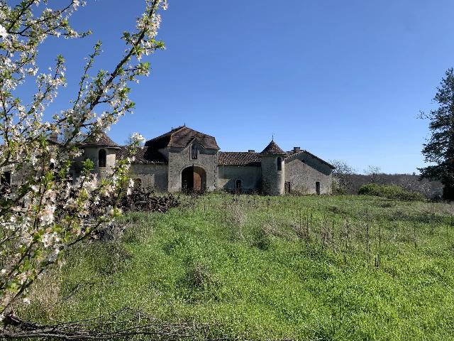 Haus&nbsp;zu verkaufen in&nbsp;GENSAC 33890 Gironde Frankreich. Schloss und Nebengebäude mit Innenhof. Dieses Anwesen aus dem 19. Jahrhundert muss renoviert werden, um es wieder zum Leben zu erwecken und sein volles Potenzial auszuschöpfen.<br />
<br />
Dank der Anzahl de...