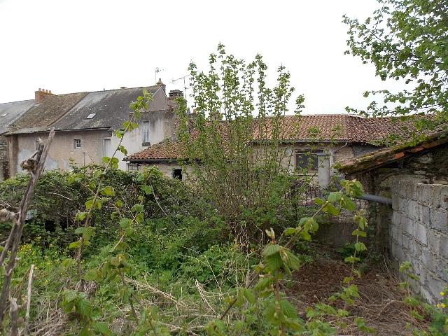 House&nbsp;for sale&nbsp;CHARROUX 86250 Vienne Poitou-Charentes France: Former shop with flat above to renovate. Former commercial space of 125 m2 on ground floor with cold store and W.C., also access to a cave to rear of the property. Above here through a covered courtya...