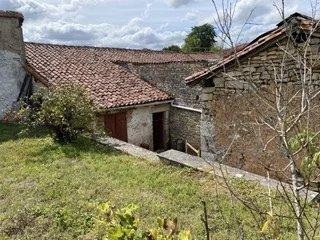 Maison &agrave; vendre &agrave;&nbsp;BEAULIEU-SUR-SONNETTE 16450 Charente Poitou-Charentes France: Projet de rénovation. Cette propriété en pierre composée de deux maisons à rénover entièrement est située dans un petit village à dix minutes d'une ville populaire avec commodités et service...