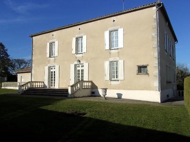 Huis te koop in VILLENEUVE-DE-DURAS 47120 Lot-et-Garonne Aquitaine Frankrijk: Prachtig landhuis in uitstekende staat. Beaux Villages presenteert u met genoegen deze elegante Maison de Maitre. Dit prachtige stenen, formele dorpshuis is al bijna 40 jaar liefdevol onderhouden door...