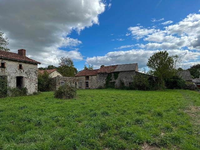 House for sale VAL-D’OIRE-ET-GARTEMPE 87320 Haute-Vienne Limousin France: Renovation property in a calm hamlet. Property to renovate, including 3 possible houses and 2 independent outbuildings.<br />
<br />
Located in a small hamlet on the outskirts of Val d'Oire et Gartempe. Easy ac...