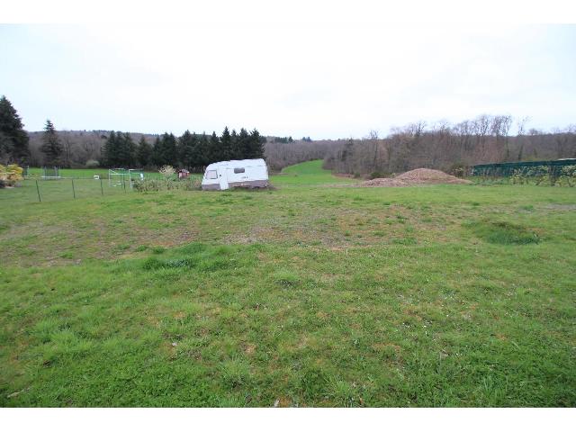 Bouwterrein te koop in&nbsp;CHABANAIS 16150 Charente Poitou-Charentes Frankrijk: Bouwgrond met CU. Een rand van het dorp met bar en restaurant locatie voor deze goede grootte bouwgrond van ongeveer 1700m2.<br />
<br />
Op korte afstand van Chabanais met alle lokale voorzieningen en ongeveer...