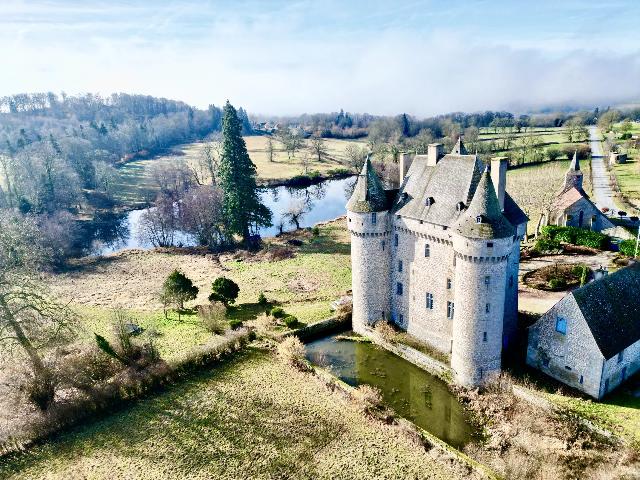 Guesthouses-Bed-&-Breakfast&nbsp;for sale&nbsp;AUBUSSON 23200 Creuse Limousin France: Magnificent medieval castle -13 ha, 2 apartments, cinema, lake, heliport, indoor pool/spa. An exceptional 15th-century medieval castle set in a 13-hectare estate, the château has superb proportions o...