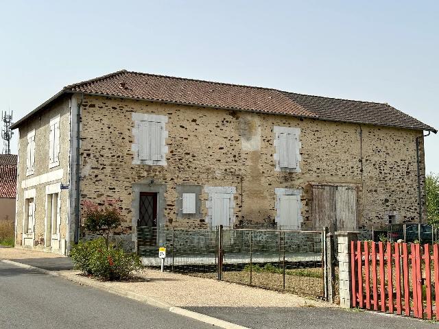 Huis te koop in&nbsp;VAL-D’OIRE-ET-GARTEMPE 87320 Haute-Vienne Limousin Frankrijk: Groot perceel, met veel potentieel! We zijn er trots op om dit perceel in Val d'Oire et Gartempe te presenteren, met gemakkelijke toegang tot Bellac of Montmorillon voor winkels, supermarkten, ziekenh...