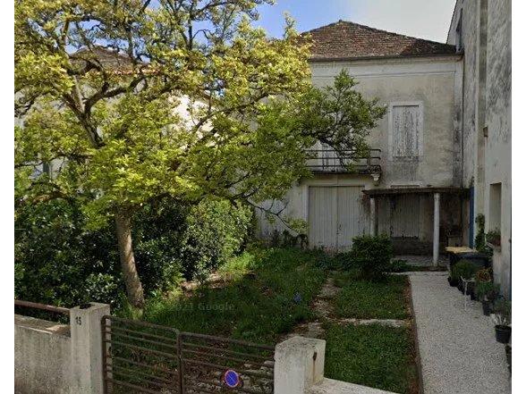 Huis te koop in&nbsp;EYMET 24500 Dordogne Aquitaine Frankrijk: Historisch pand met klassieke voorgevel in het centrum van een populaire Bastidestad. Ideaal gelegen voor verbouwing tot restaurant of luxe chambre d'hotes/luxe huurwoning (onder voorbehoud van de ben...