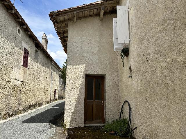 Huis te koop in CHAMPAGNE-ET-FONTAINE 24320 Dordogne Aquitaine Frankrijk: Te renoveren huis in een pittoresk dorpje. Gelegen in het hart van een van de meest gezochte dorpen van de Perigord Vert, direct op de grens Charente/Dordogne, biedt dit prachtige huis veel potentieel...