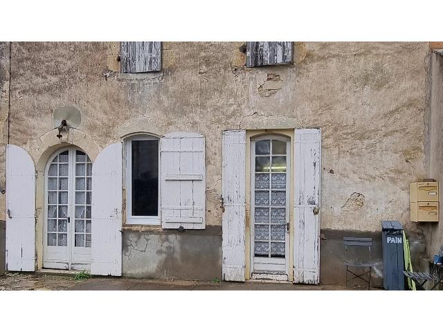House for sale CASTILLON-LA-BATAILLE 33350 Gironde Aquitaine France: 2 Bedroom Village house with garden. EXCLUSIVE TO BEAUX VILLAGES! Situated in a charming little village, close to a shop and restaurant.<br />
<br />
Village house in need of restoration, currently comprising a...