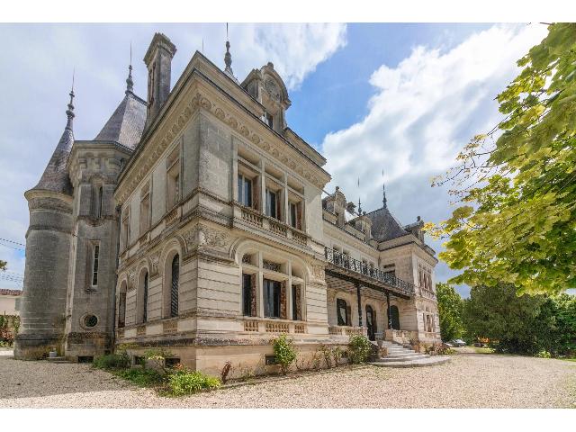 Maison &agrave; vendre &agrave;&nbsp;JARNAC 16200 Charente Poitou-Charentes France: Magnifique château du 19ème siècle au cœur des vignes de Cognac. Cette extraordinaire propriété, construite pour un riche négociant en cognac vers la fin du 19ème siècle, se trouve sur la riv...
