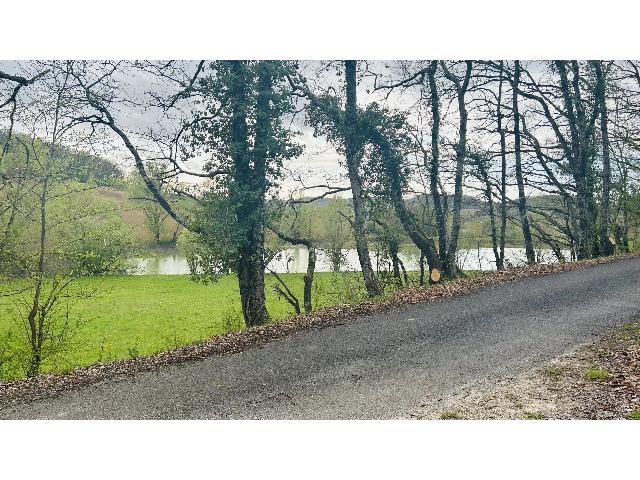 Bouwterrein te koop in MONTLAUZUN 46800 Lot Midi-Pyrénées Frankrijk: Perceel van 6478 m2 op het platteland. Prachtig perceel, deels bebost, deels bebouwbaar met een prachtig uitzicht over het omliggende platteland, op een rustige en vredige locatie, niet over het hoofd...