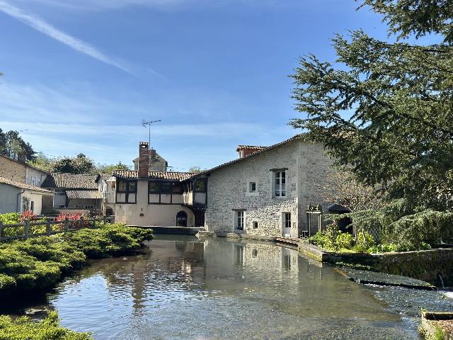Maison &agrave; vendre &agrave;&nbsp;LIZANT 86400 Vienne Poitou-Charentes France: Charmant ancien Moulin de village. Découvrez cette magnifique demeure qui fut autrefois un ancien moulin, offrant un cadre bucolique et un charme unique. Les pièces spacieuses, baignées de lumière...