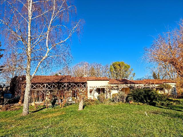 House&nbsp;for sale&nbsp;ISSIGEAC 24560 Dordogne Aquitaine France: Beautifully located country house in 3 hectares near Issigeac. Set in a paradise of tranquility and nature this atypical home, built around 35 years ago, offers an opportunity to create and enjoy a li...